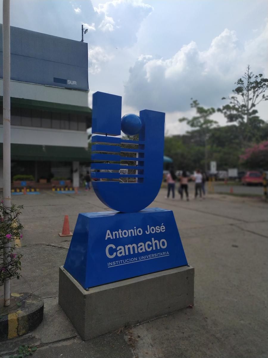 Fachada y emblema de la Institución Universitaria Antonio José Camacho en Cali